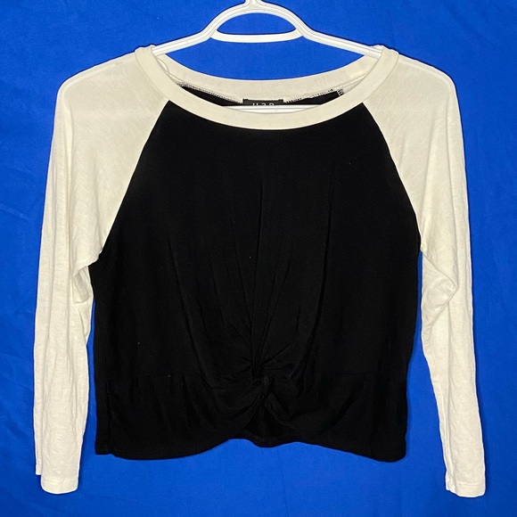U2B black and white sleeved crop top in good condition. (Worn: 0) - Picture 3 of 3